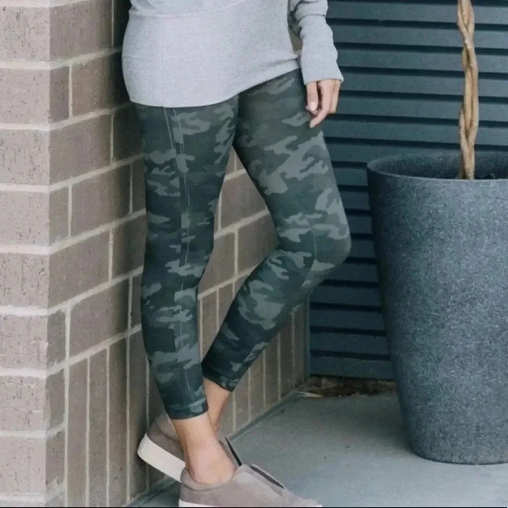 Spanx Look At Me Now Camo Leggings Cropped